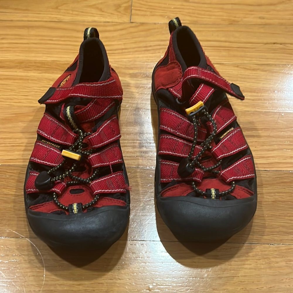 𝅺KEEN waterproof sandals size 2.